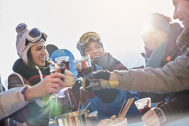 Skifahrerfreunde stoßen beim Après-Ski mit Cocktailgläsern an - CAIF10529