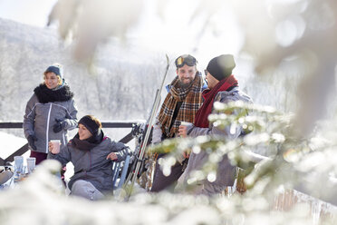 Skifreunde entspannen sich bei Kaffee und heißem Kakao beim Après-Ski - CAIF10533