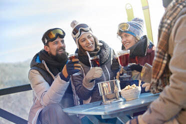 Skifreunde trinken und essen am Balkontisch beim Après-Ski - CAIF10538