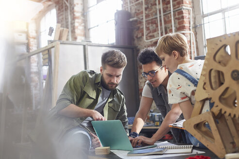 Designer arbeiten in der Werkstatt am Laptop - CAIF10615