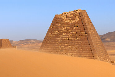 Beschädigte Pyramide gegen den Himmel - CAVF05187