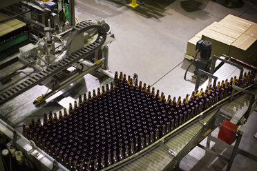 Hochformatige Ansicht der Bierherstellung in der Industrie - CAVF05312