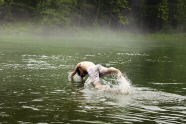 Mann schwimmt im See - CAVF05417