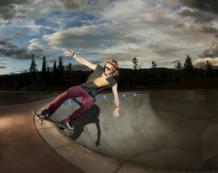 Mann fährt Skateboard in einem Skateboard-Park - CAVF05488