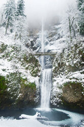 Aussicht auf einen Wasserfall inmitten von schneebedeckten Bergen - CAVF05499