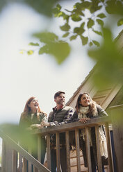 Lächelnde Freunde auf dem sonnigen Kabinendeck - CAIF10698