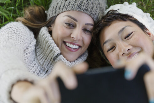 Overhead lächelnd weibliche Freunde nehmen selfie mit Kamera-Handy - CAIF10726