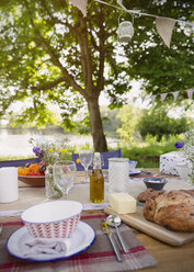 Brot und Butter auf dem Terrassentisch am Seeufer - CAIF10738