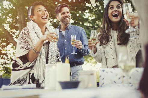 Freunde lachen und trinken Champagner auf einer Geburtstagsparty - CAIF10759