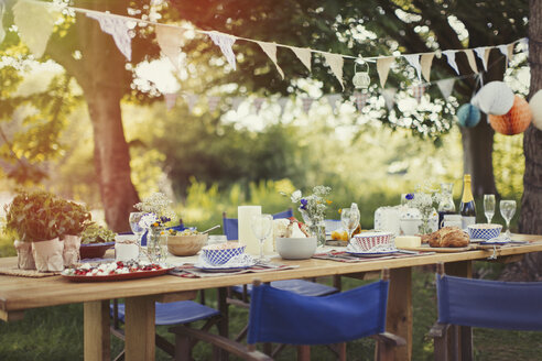 Gartenfest-Mittagessen unter Wimpelflagge - CAIF10763