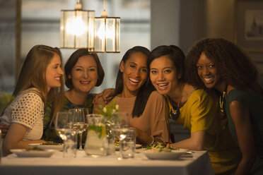 Porträt lächelnd Frauen Freunde Essen im Restaurant Tisch - CAIF10776