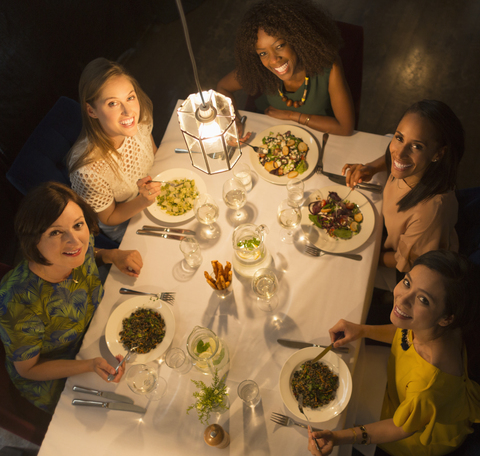 Porträt lächelnd Frauen Freunde Essen im Restaurant Tisch, lizenzfreies Stockfoto