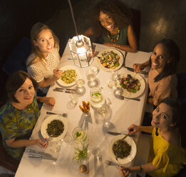 Porträt lächelnd Frauen Freunde Essen im Restaurant Tisch - CAIF10777