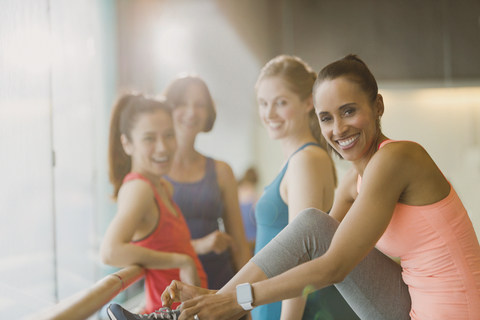 Porträt lächelnde Frauen im Fitnessstudio, lizenzfreies Stockfoto