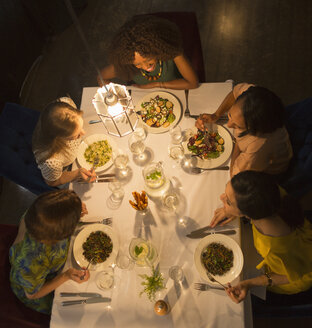 Freundinnen unterhalten sich und essen am Restauranttisch - CAIF10781