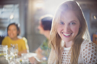 Porträt lächelnde Frau speist mit Freunden im Restaurant - CAIF10782