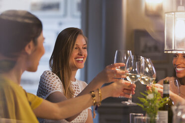 Lächelnde Frauen Freunde Toasting Weißwein Gläser Essen im Restaurant - CAIF10784