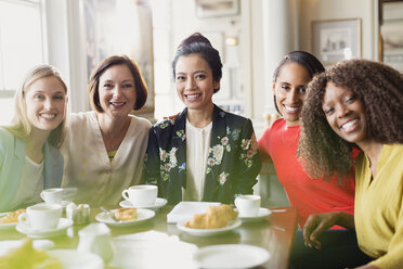 Porträt lächelnd Frauen Freunde trinken Kaffee im Restaurant Tisch - CAIF10797