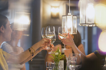 Frauen Freunde Toasting Weißwein Gläser Essen im Restaurant Tisch - CAIF10798