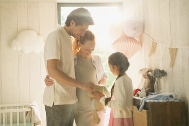 Schwangere Familie mit Plüschtier im Kinderzimmer - CAIF10840