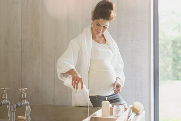 Schwangere Frau bereitet Schaumbad vor - CAIF10843