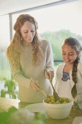 Mutter serviert Essen für Tochter am Tisch - CAIF10871