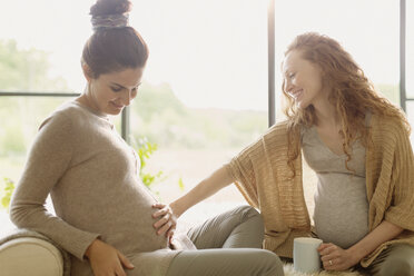 Schwangere Frauen berühren den Bauch - CAIF10882