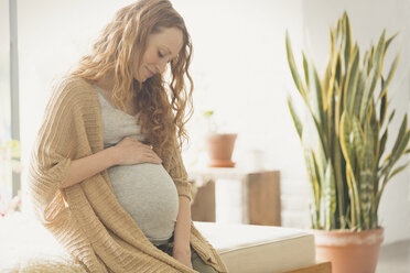 Schwangere Frau hält Bauch - CAIF10912