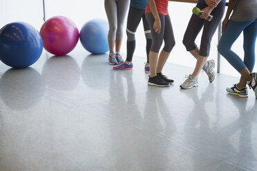 Beine von Frauen und Fitness-Bälle in Übung Klasse Fitness-Studio Studio - CAIF10941