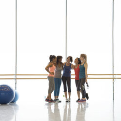 Lächelnde Frauen Freunde sprechen in Übung Klasse Fitness-Studio - CAIF10951