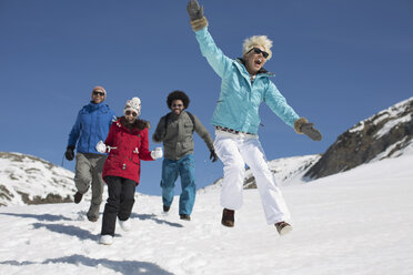 Freunde spielen im Schnee - CAIF10993