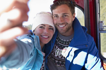 Pärchen beim Selfie im Skilift - CAIF10996