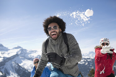 Freunde bei der Schneeballschlacht - CAIF11002