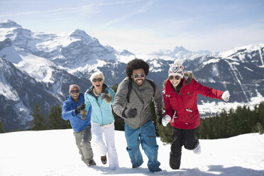 Freunde laufen im Schnee - CAIF11004