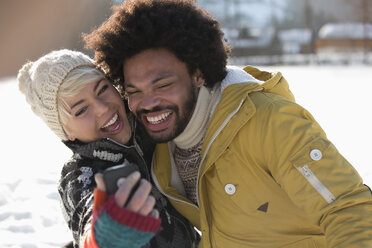Glückliches Paar macht Selfie im Schnee - CAIF11006