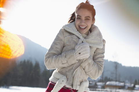 Porträt einer lächelnden Frau im Schnee, lizenzfreies Stockfoto