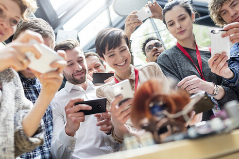 Gruppe mit Fotohandys auf einer Technologiekonferenz - CAIF11081