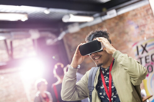 Mann probiert Virtual-Reality-Simulatorbrille auf Technologiekonferenz aus - CAIF11086