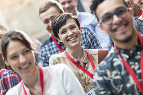 Lächelndes Publikum bei der Konferenz - CAIF11096