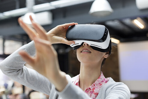 Frau probiert Virtual-Reality-Simulator-Brille aus - CAIF11106