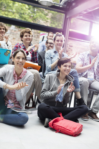 Lächelndes Publikum, das bei der Konferenz klatscht, lizenzfreies Stockfoto