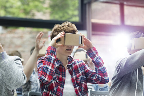 Junge Frau probiert auf einer Technologiekonferenz eine Virtual-Reality-Simulatorbrille aus - CAIF11111