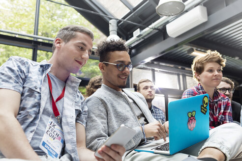 Männer mit Laptop im Publikum einer Konferenz - CAIF11126