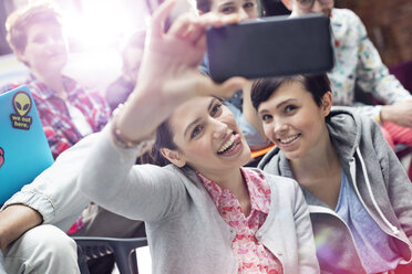 Verspielte Studentinnen machen ein Selfie - CAIF11136