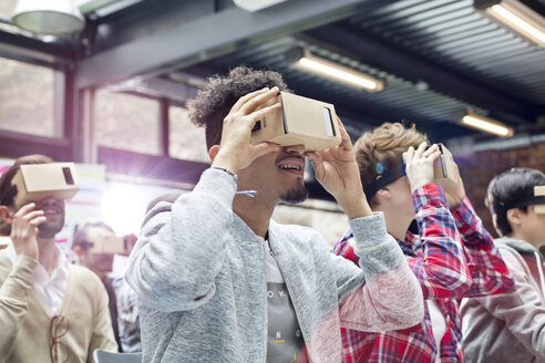 Publikum probiert Virtual-Reality-Simulatorbrille auf Technologiekonferenz aus - CAIF11138