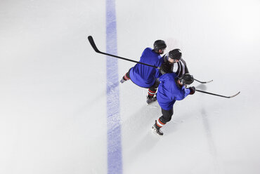 Eishockeyspieler blockieren Gegner auf dem Eis - CAIF11154