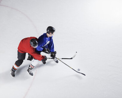 Eishockeyspieler kämpfen um den Puck auf dem Eis - CAIF11157