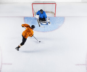 Eishockeyspieler schießt den Puck auf das Tornetz - CAIF11159