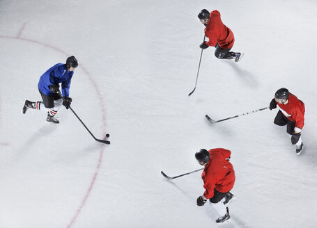 Eishockey-Verteidiger, die einen Gegner mit Puck auf dem Eis bewachen - CAIF11161