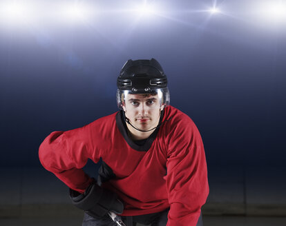 Porträt selbstbewusster Eishockeyspieler in roter Uniform - CAIF11169